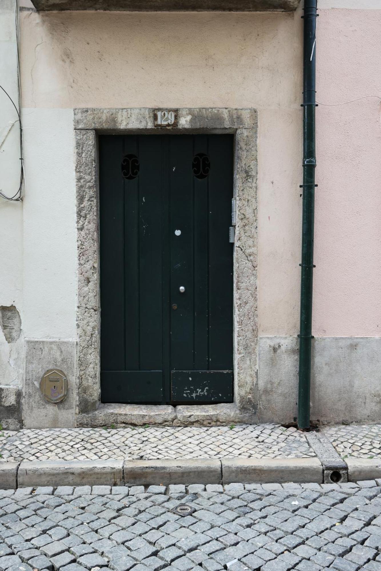 Cozy 3 Bedroom Apt In Lively Bairro Alto Lisbon Luaran gambar