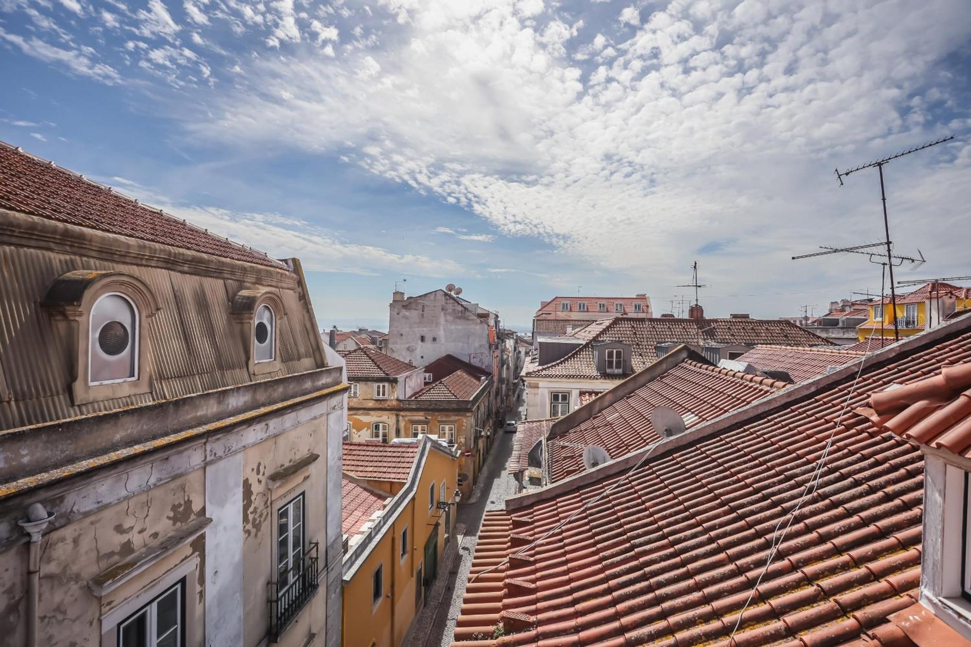 Cozy 3 Bedroom Apt In Lively Bairro Alto Lisbon Luaran gambar